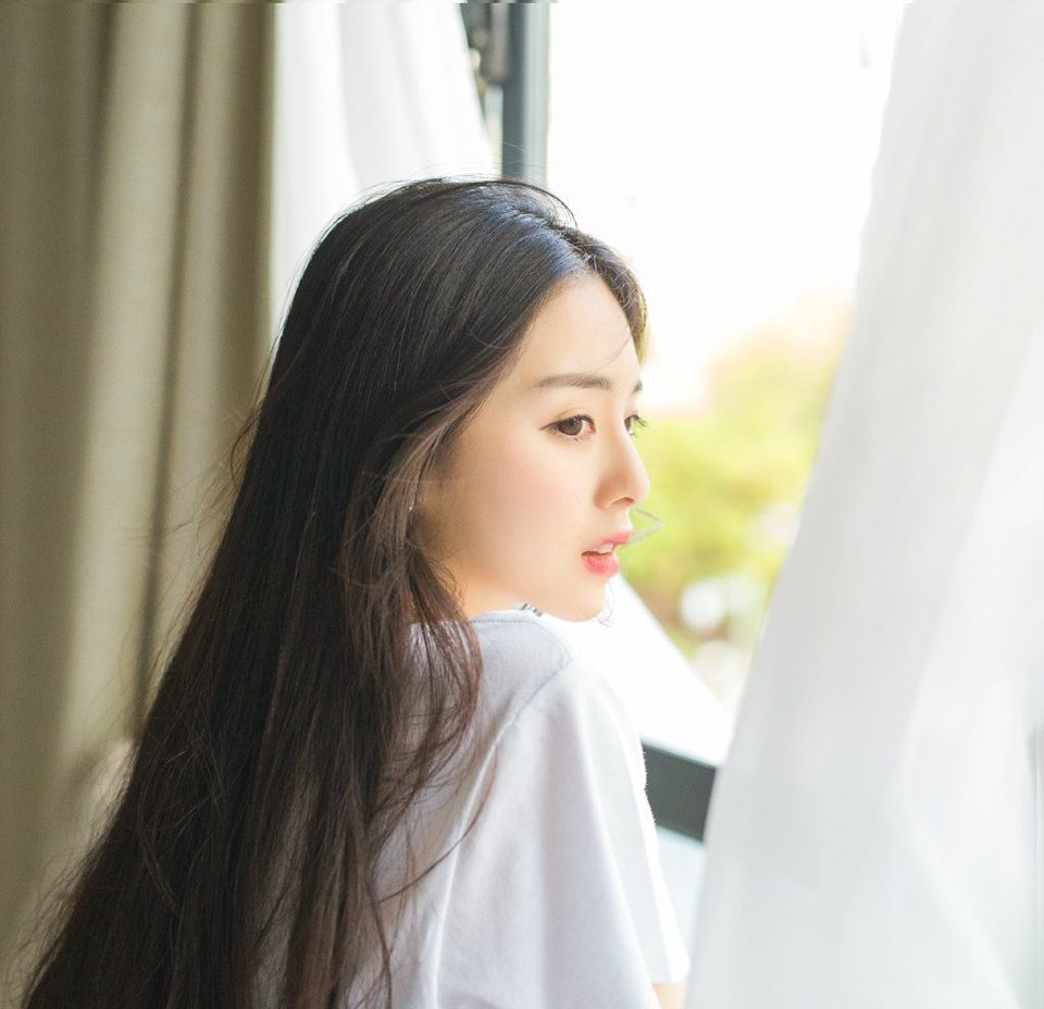 “主公有令，前益州牧刘璋，虽然在任期间，尸位素餐，滋生民怨，但念其乃汉室宗亲，削去其益州牧之职，保留其爵位，令到之日，随骠骑卫返回洛阳，出任尚书令一职，另，前益州守将张任忠肝义胆，忠勇有加，擢升为荡寇将军，领益州兵马，辅佐少主，保卫益州。”说完，雄阔海从一名骠骑卫手中接过一枚将印，扭头看向众人：“谁是张任，上前接印！”